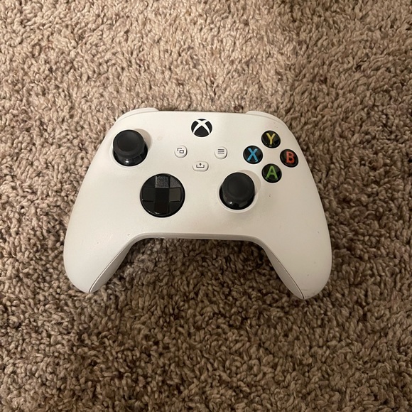 Xbox in good condition only used for about a month , comes with conteoller - Picture 2 of 3